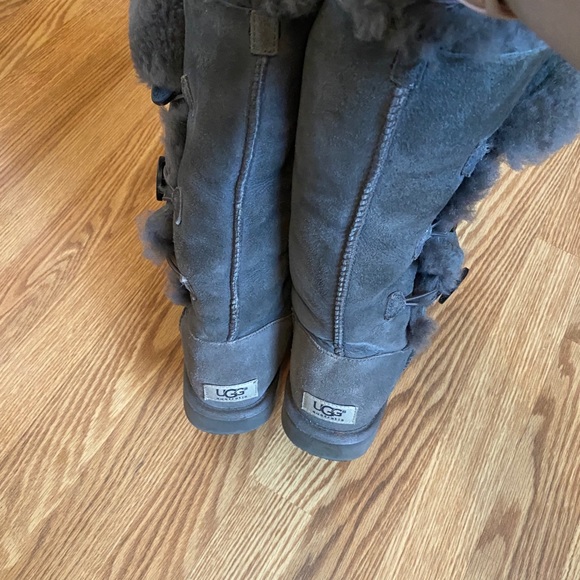 EUC Ugg Bailey Button Triplet boots in grey - Picture 4 of 11